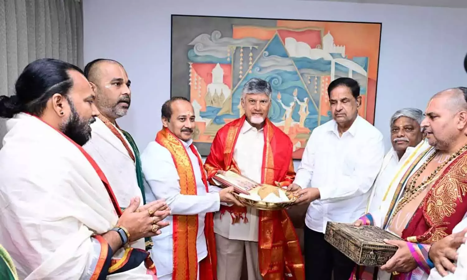 TTD अधिकारियों ने CM नायडू को तिरुमाला के पवित्र उत्सवों के लिए आमंत्रित किया TTD अधिकारियों ने CM नायडू को तिरुमाला के पवित्र उत्सवों के लिए आमंत्रित किया