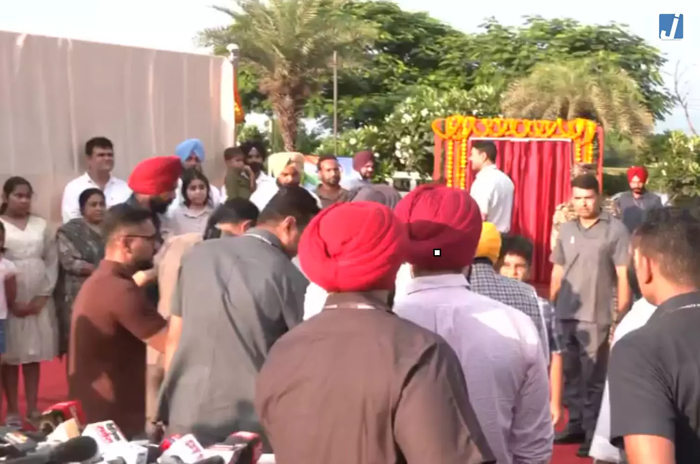 शहीद कर्नल मनप्रीत सिंह के नाम पर 200 फीट HR-2 रोड का नामकरण कार्यक्रम CM भगवंत मान हुए शामिल शहीद कर्नल मनप्रीत सिंह के नाम पर 200 फीट HR-2 रोड का नामकरण कार्यक्रम CM भगवंत मान हुए शामिल