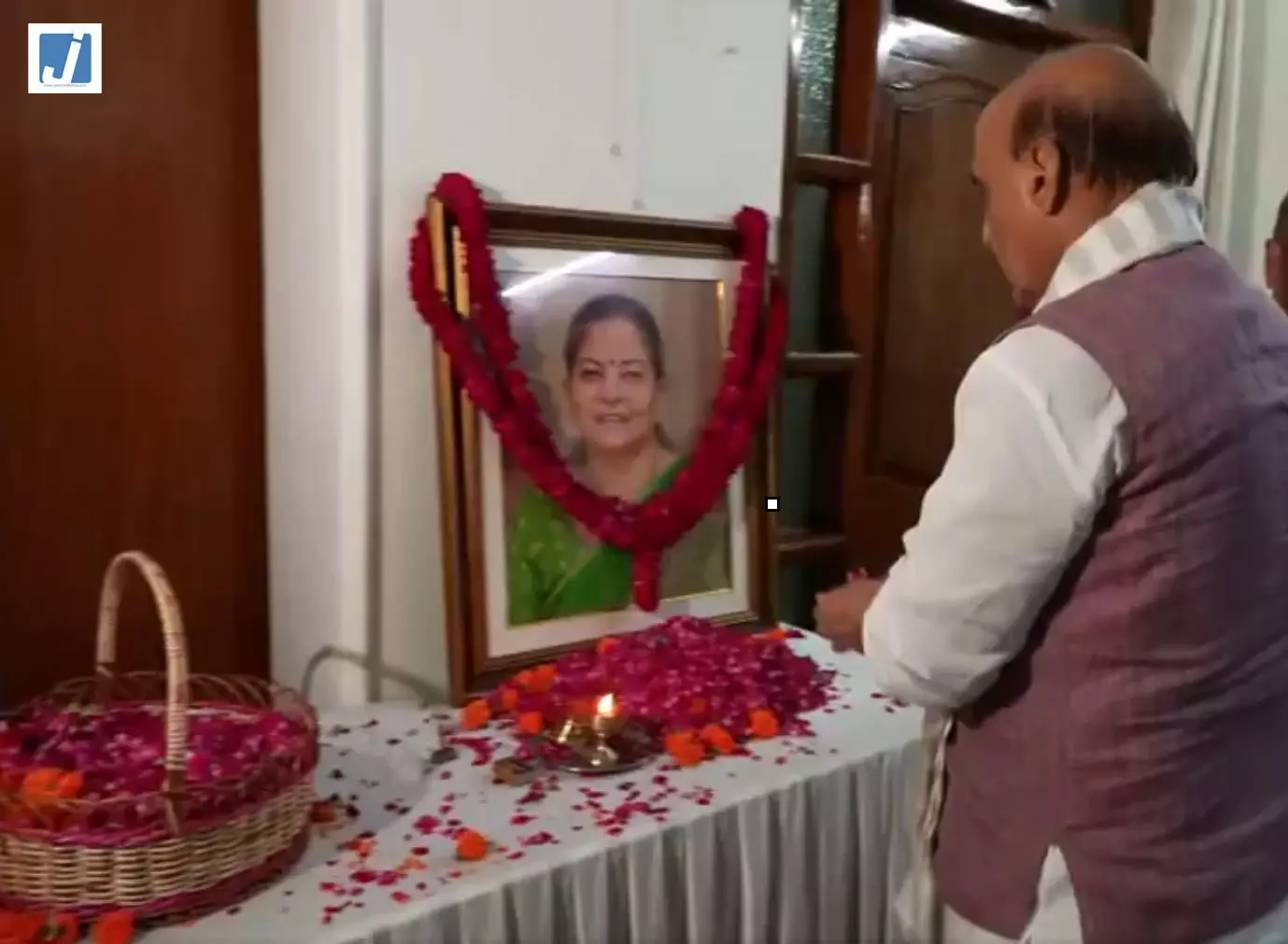 कलराज मिश्र की पत्नी सत्यवती मिश्र के निधन पर राजनाथ सिंह ने जताया शोक घर पहुंचकर दी श्रद्धांजलि कलराज मिश्र की पत्नी सत्यवती मिश्र के निधन पर राजनाथ सिंह ने जताया शोक घर पहुंचकर दी श्रद्धांजलि