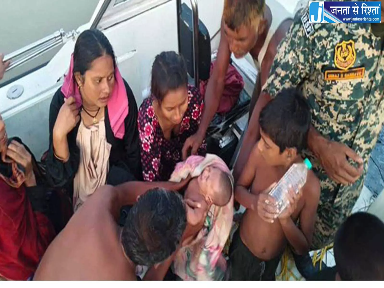 गंगा में डूब रहे 10 बांग्लादेशी नागरिकों की BSF ने बचाई जान गंगा में डूब रहे 10 बांग्लादेशी नागरिकों की BSF ने बचाई जान