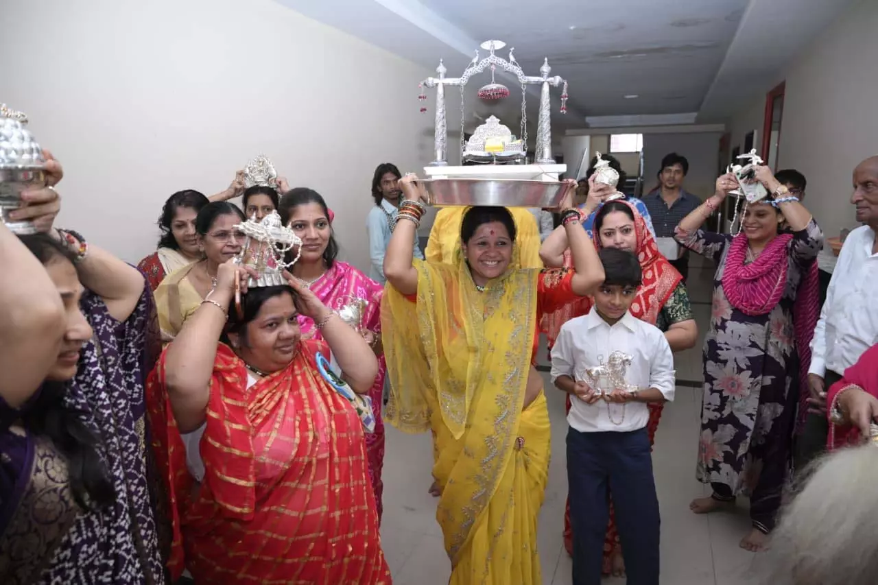 तीर्थंकर परमात्मा की प्रतिमाओं की मानक मोतियों से बनी नयनाभिराम आंगी तीर्थंकर परमात्मा की प्रतिमाओं की मानक मोतियों से बनी नयनाभिराम आंगी