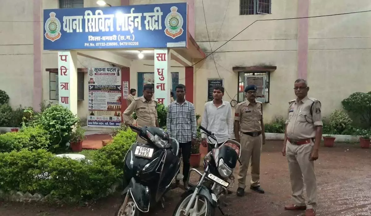 चाकू दिखाकर रास्ता रोका 6 हजार कैश और मोबाइल लूटा, दो आरोपी गिरफ्तार चाकू दिखाकर रास्ता रोका 6 हजार कैश और मोबाइल लूटा, दो आरोपी गिरफ्तार