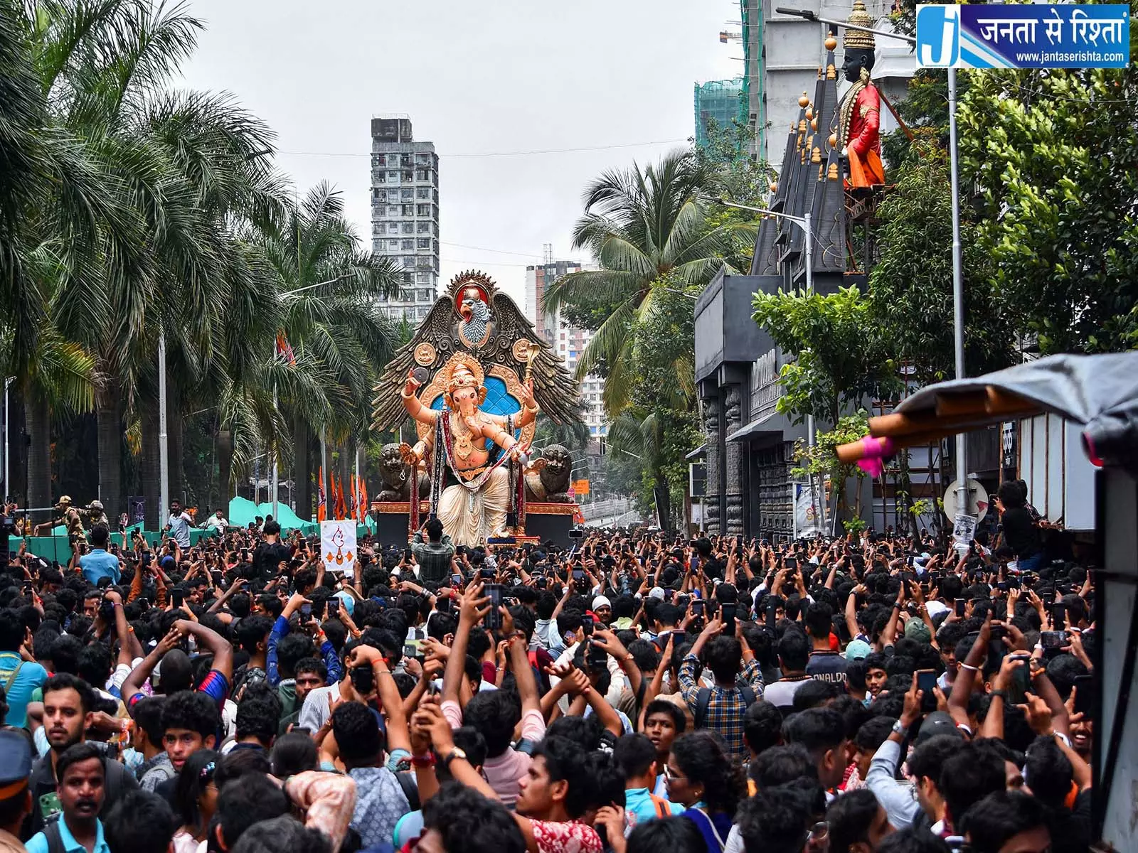 गणपति उत्सव पर अभेद्य सुरक्षा, 37 DCP समेत हजारों जवान संभालेंगे मोर्चा गणपति उत्सव पर अभेद्य सुरक्षा, 37 DCP समेत हजारों जवान संभालेंगे मोर्चा