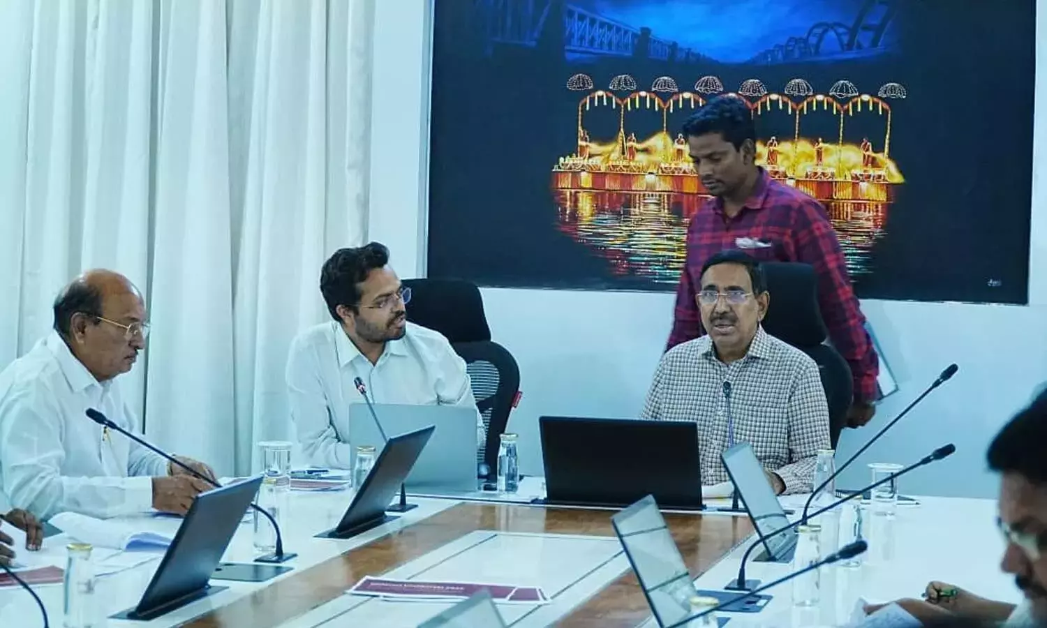 Andhra: मंत्री ने पुष्कर के कार्यों की समीक्षा की Andhra: मंत्री ने पुष्कर के कार्यों की समीक्षा की