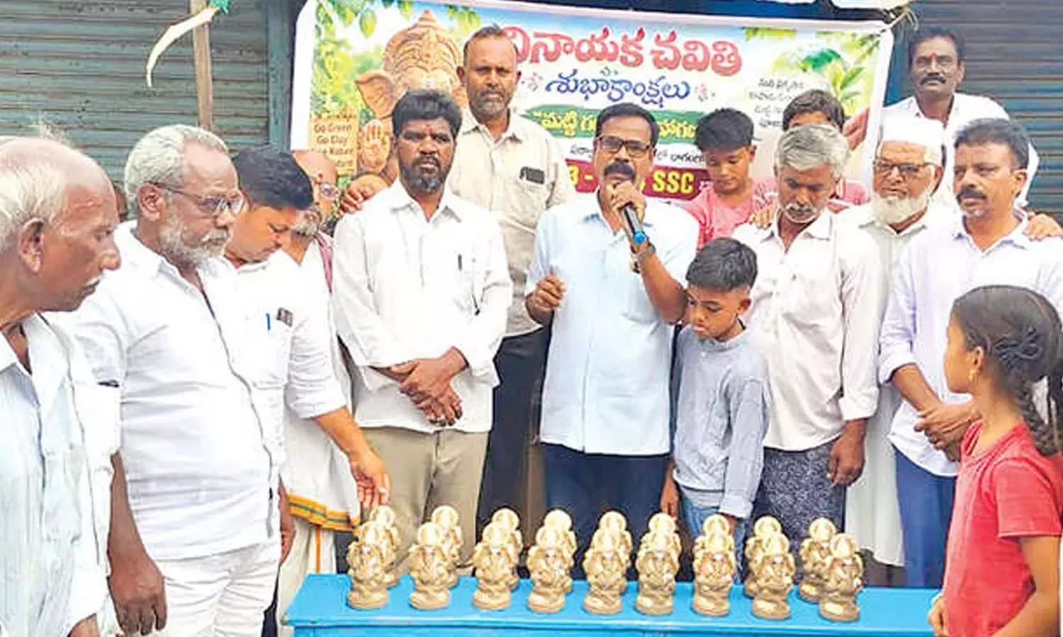 Andhra: मिट्टी के गणेश जी का मुफ़्त वितरण