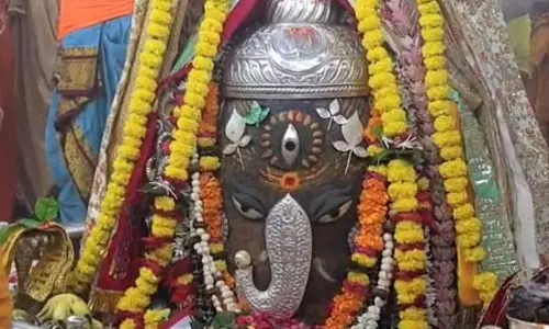 भस्म आरती: गणेश स्वरूप में सजे बाबा महाकाल; भांग, रुद्राक्ष की माला और फूलों से भव्य शृंगार