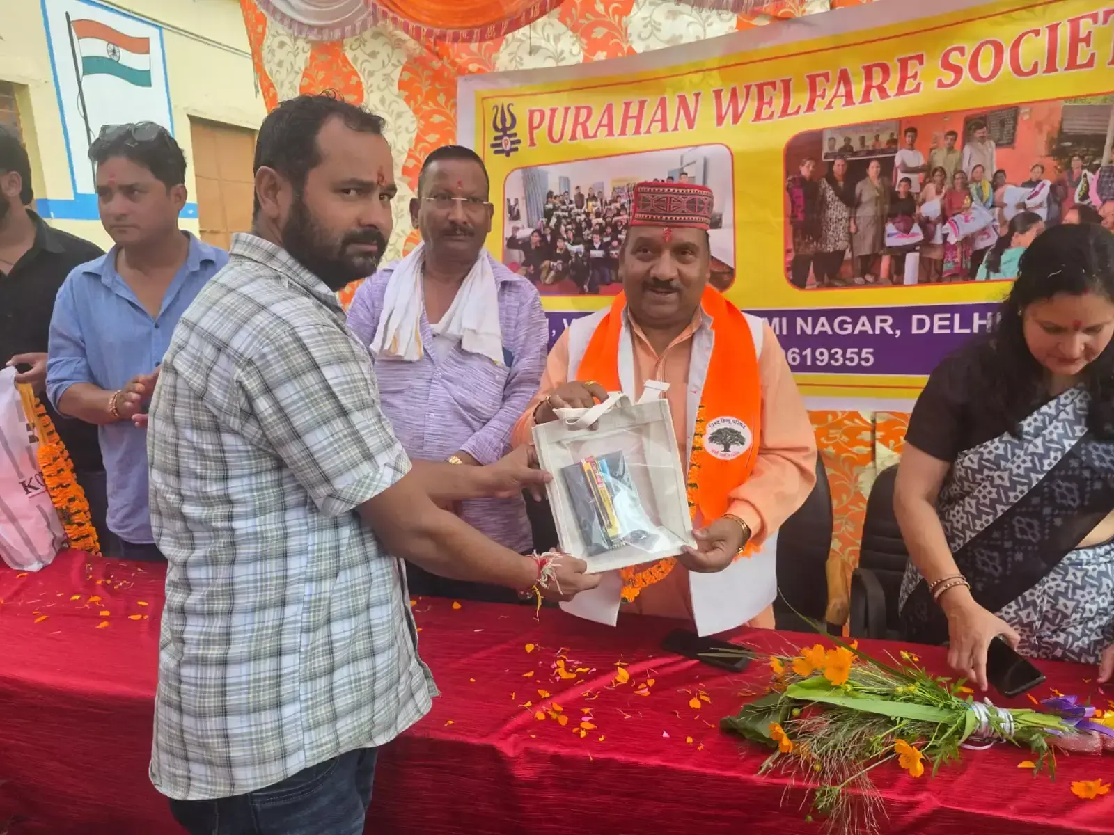 Pauri Garhwal: सोसाइटी ने जरूरतमंद बच्चों को दी स्कूल बैग की सौगात