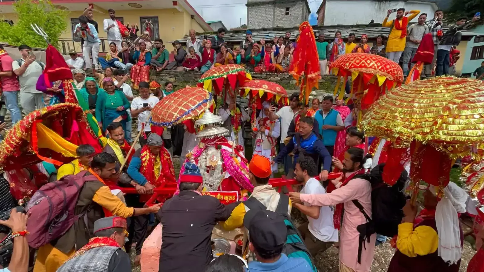 Gopeshwar: नंदा की डोलियां कैलाश रवाना, रामणी में आस्था का सैलाब