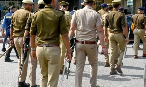मंदिर में पथराव के बाद बढ़ा तनाव पुलिस बल तैनात