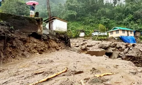 भूस्खलन के बाद बाढ़ का कहर जान बचाकर भागे निवासी भूस्खलन के बाद बाढ़ का कहर जान बचाकर भागे निवासी