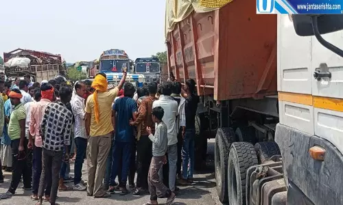 सड़क हादसे में दो की दर्दनाक मौत ग्रामीणों ने जाम लगाकर जताया विरोध