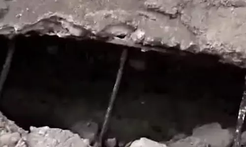 आधी रात जोरदार आवाज के साथ धंसा फ्लैट का फर्श, सोता परिवार बाहर भागा आधी रात जोरदार आवाज के साथ धंसा फ्लैट का फर्श, सोता परिवार बाहर भागा