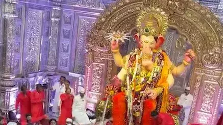 बप्पा के जयकारों से गूंजा देश: महाराष्ट्र के भव्य पंडालों में लगा भक्तों का तांता बप्पा के जयकारों से गूंजा देश: महाराष्ट्र के भव्य पंडालों में लगा भक्तों का तांता