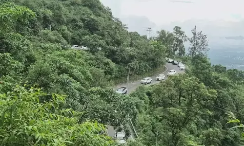 Mussoorie: मसूरी में पर्यटकों की भीड़ से यातायात प्रभावित