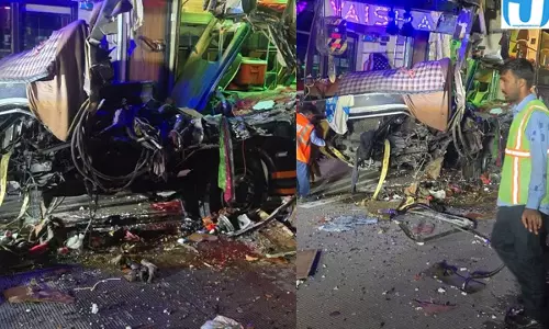 यमुना एक्सप्रेसवे पर सफर बना मुसीबत बस ट्रक की टक्कर में कई घायल यमुना एक्सप्रेसवे पर सफर बना मुसीबत बस ट्रक की टक्कर में कई घायल