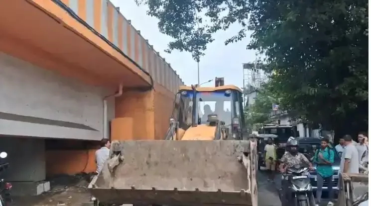 Siliguri: फ्लाईओवर के नीचे अवैध दुकानों पर नगर निगम की कार्रवाई