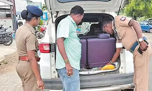 तमिलनाडु: मदुरंतकम उपचुनाव से पहले चुनाव फ्लाइंग स्क्वॉड ने गाड़ियों की चेकिंग तेज की तमिलनाडु: मदुरंतकम उपचुनाव से पहले चुनाव फ्लाइंग स्क्वॉड ने गाड़ियों की चेकिंग तेज की