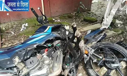 तेज रफ्तार ट्रैक्टर ने बाइक को मारी टक्कर पति पत्नी और साली समेत तीन की मौत तेज रफ्तार ट्रैक्टर ने बाइक को मारी टक्कर पति पत्नी और साली समेत तीन की मौत