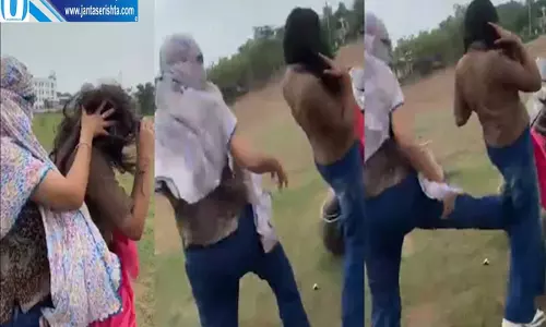 दोस्ती से इनकार पड़ा भारी चार लड़कियों ने छात्रा को पीटा वीडियो से ब्लैकमेल का आरोप दोस्ती से इनकार पड़ा भारी चार लड़कियों ने छात्रा को पीटा वीडियो से ब्लैकमेल का आरोप