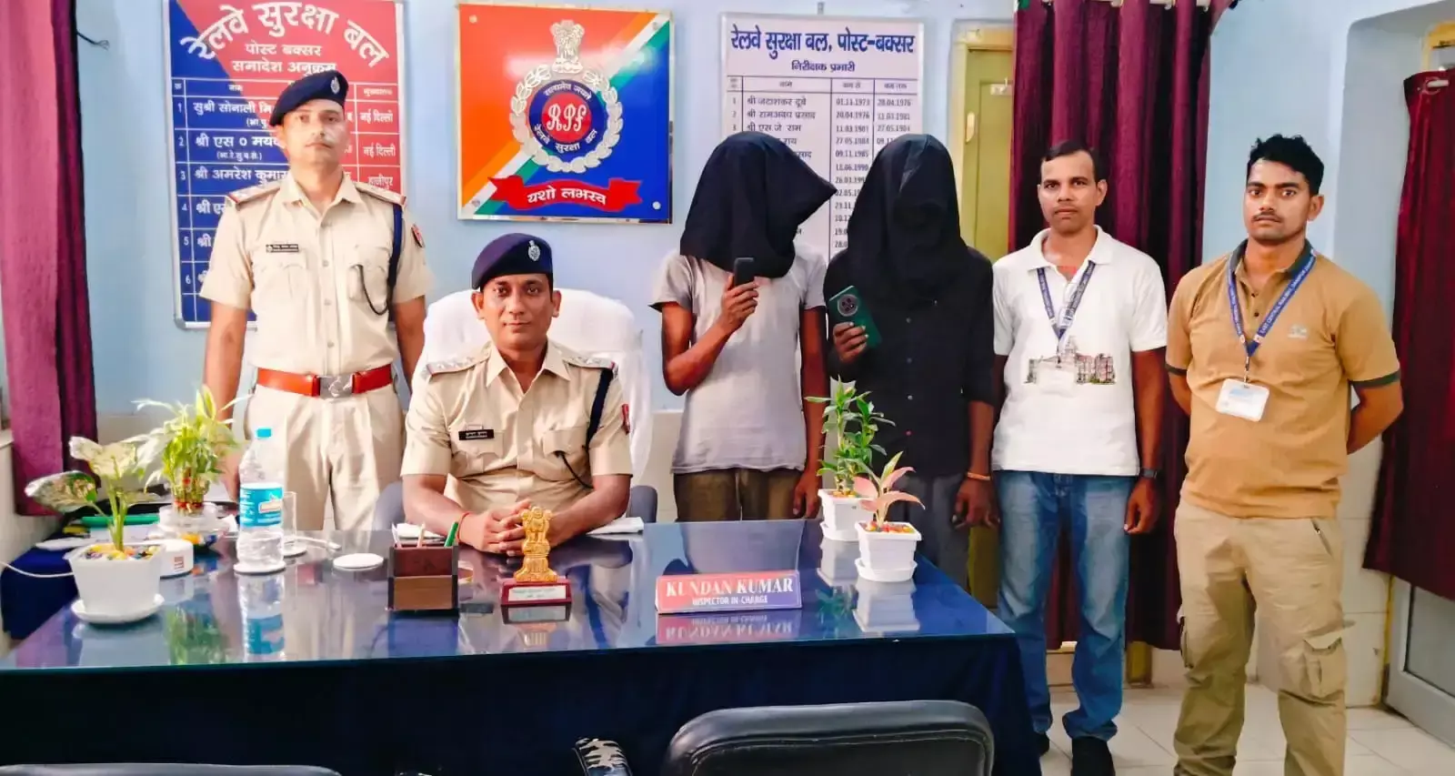 Buxar: स्टेशन पर चोरी करते दो आरोपित गिरफ्तार