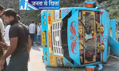 मिनी-बस हादसे में दो लोगों की मौत, 5 घायल मिनी-बस हादसे में दो लोगों की मौत, 5 घायल
