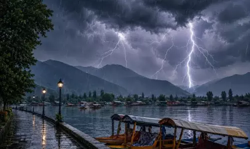 Srinagar: जम्मू-कश्मीर में हल्की बारिश, गरज के साथ बौछारें