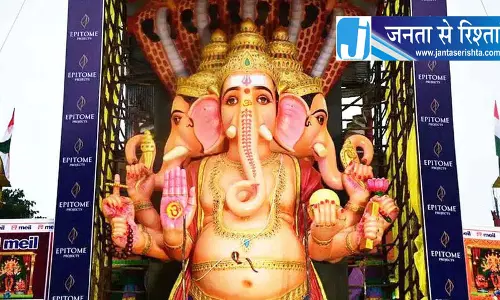 भारी बारिश के बीच खैराताबाद गणेश के दर्शन को उमड़ी भीड़