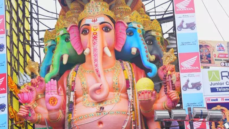 खैरताबाद में प्रथम पूजा: तेलंगाना राज्यपाल ने की शुरुआत, सीएम ने दी बधाई