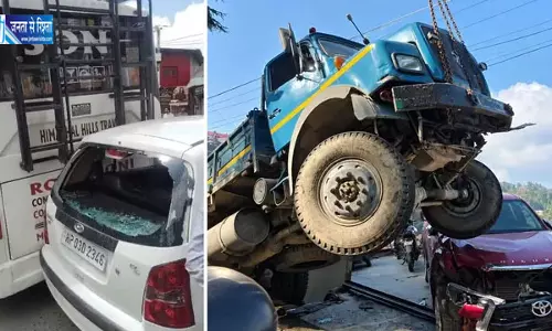 समरहिल चौक पर बस का हैंडब्रेक फेल, पीछे खिसककर वाहन से टकराई