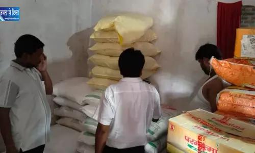 सीमावर्ती क्षेत्र में चीनी भंडारण की जांच तेज, दुकान में बिना बिल मिलीं 25 बोरियां