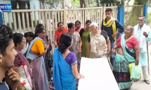 जिला अस्पताल पहुंचने से पहले सड़क पर महिला ने बच्ची को दिया जन्म, कर्मचारी ने पहुंचाई मदद