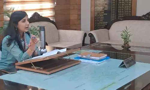 Pauri Garhwal: डीएम से मिले ग्रामीण, आबकारी छापे की जांच की गुहार