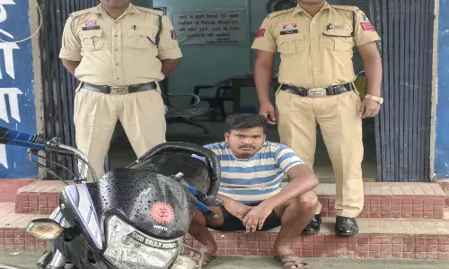 रेलवे सामग्री और बाइक चोरी का आरोपी गिरफ्तार