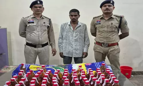 बैग में 84 पाव शराब लेकर बेच रहा था युवक गिरफ्तार