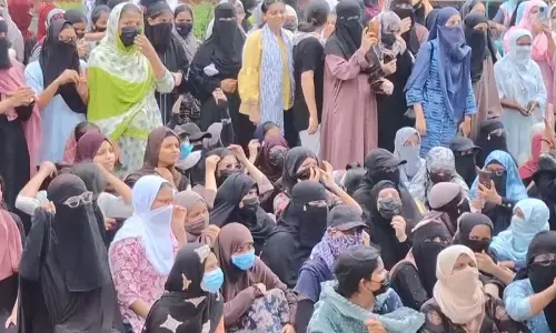 हॉस्टल के खराब खाने पर भड़कीं छात्राएं AMU में विरोध प्रदर्शन हॉस्टल के खराब खाने पर भड़कीं छात्राएं AMU में विरोध प्रदर्शन