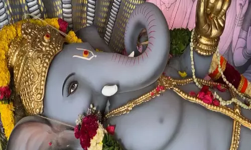वेल्लोर के कलाकारों ने चुनाव-थीम वाली मूर्तियों के ज़रिए गणेश उत्सव को एक लोकतांत्रिक रंग दिया वेल्लोर के कलाकारों ने चुनाव-थीम वाली मूर्तियों के ज़रिए गणेश उत्सव को एक लोकतांत्रिक रंग दिया