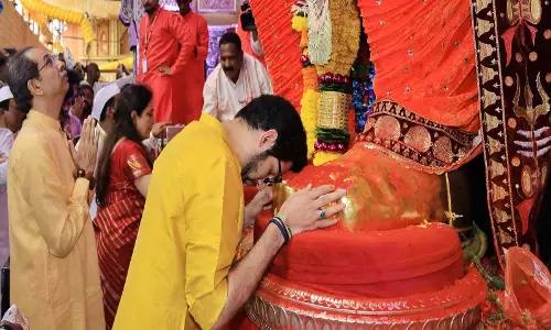परिवार संग गणेश गली पहुंचे उद्धव ठाकरे बप्पा के किए दर्शन परिवार संग गणेश गली पहुंचे उद्धव ठाकरे बप्पा के किए दर्शन