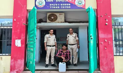 नर्सरी के सामने शराब बेचने की तैयारी, युवक गिरफ्तार नर्सरी के सामने शराब बेचने की तैयारी, युवक गिरफ्तार