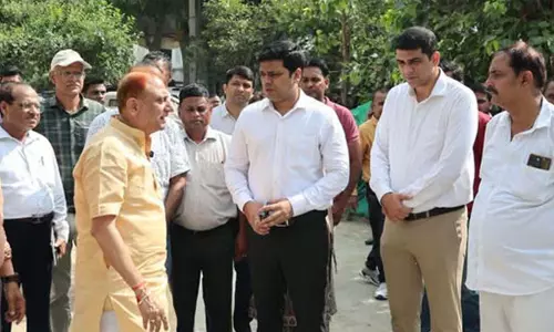 सफाई व्यवस्था देखने सड़कों पर उतरे दिल्ली मेयर दो वार्डों का लिया जायजा