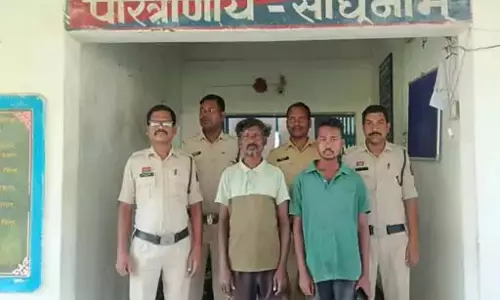 जंगल में गाय काटने के आरोप में दो ग्रामीण गिरफ्तार, तीन फरार जंगल में गाय काटने के आरोप में दो ग्रामीण गिरफ्तार, तीन फरार