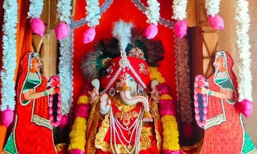 गणेश चतुर्थी पर बदला नौगावां सांवरिया दरबार का रंग, राजस्थानी ठाठ में सजे गणपति, मोदकों का लगाया भोग गणेश चतुर्थी पर बदला नौगावां सांवरिया दरबार का रंग, राजस्थानी ठाठ में सजे गणपति, मोदकों का लगाया भोग