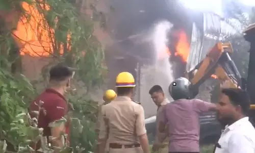 FIRE: लकड़ी की हैंडीक्राफ्ट फैक्ट्री में भीषण आग, दमकल की टीमें मौके पर