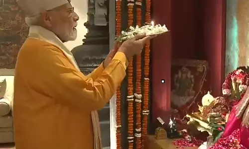 गणेशोत्सव पर पीएम मोदी का खास अंदाज, गोयल के घर पहुंचे