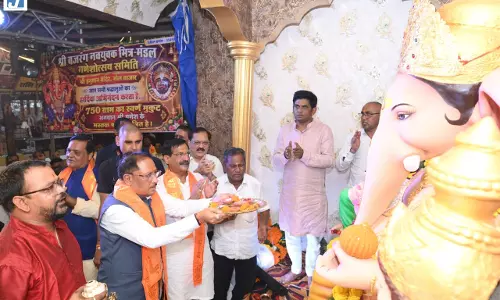 गोलबाजार गणेश पंडाल पहुंचे CM साय, बप्पा को चढ़ाया सोने का मुकुट