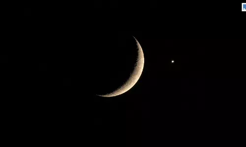 MOON: आसमान में दिखा अद्भुत नजारा, चांद के करीब चमका शुक्र