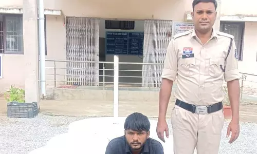 पुलिस को देख चलती बाइक से कूदकर भागा गांजा तस्कर, चार दिन बाद गिरफ्तार पुलिस को देख चलती बाइक से कूदकर भागा गांजा तस्कर, चार दिन बाद गिरफ्तार