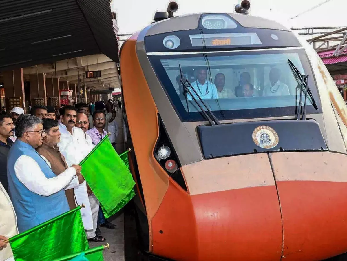 पाटलिपुत्र जंक्शन पर रुकी वंदे भारत पाटलिपुत्र जंक्शन पर रुकी वंदे भारत