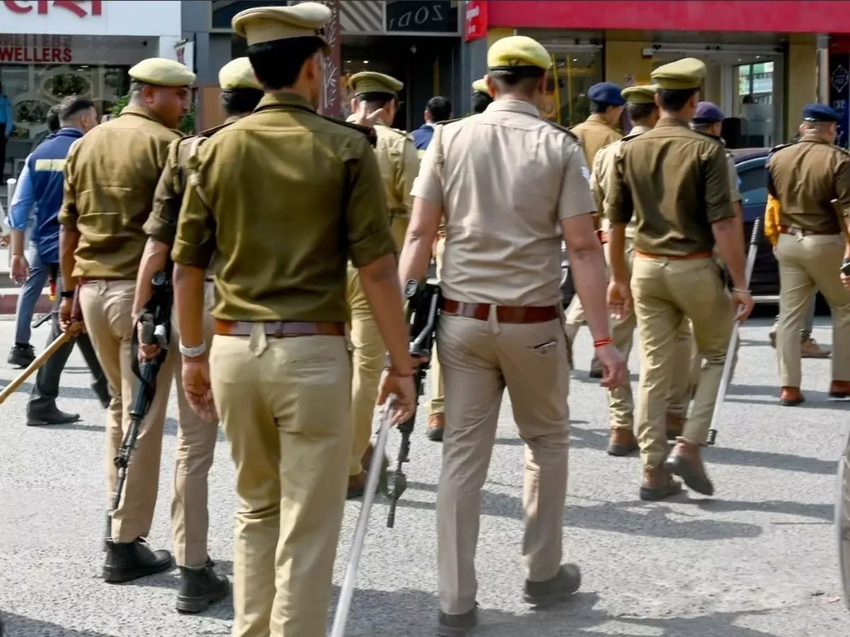 मंदिर में पथराव के बाद बढ़ा तनाव पुलिस बल तैनात मंदिर में पथराव के बाद बढ़ा तनाव पुलिस बल तैनात