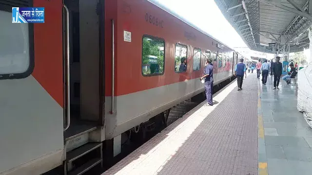 त्योहारी सीजन में धनबाद को मिली तीन स्पेशल ट्रेनें कई रूटों पर टिकट बुकिंग शुरू त्योहारी सीजन में धनबाद को मिली तीन स्पेशल ट्रेनें कई रूटों पर टिकट बुकिंग शुरू