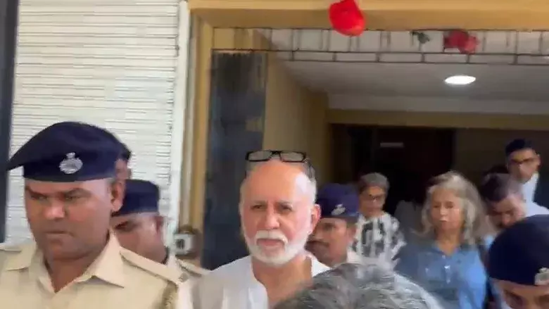 रेप मामले में तरुण तेजपाल का सरेंडर: 10 साल की सजा भुगतने पहुंचे जेल रेप मामले में तरुण तेजपाल का सरेंडर: 10 साल की सजा भुगतने पहुंचे जेल